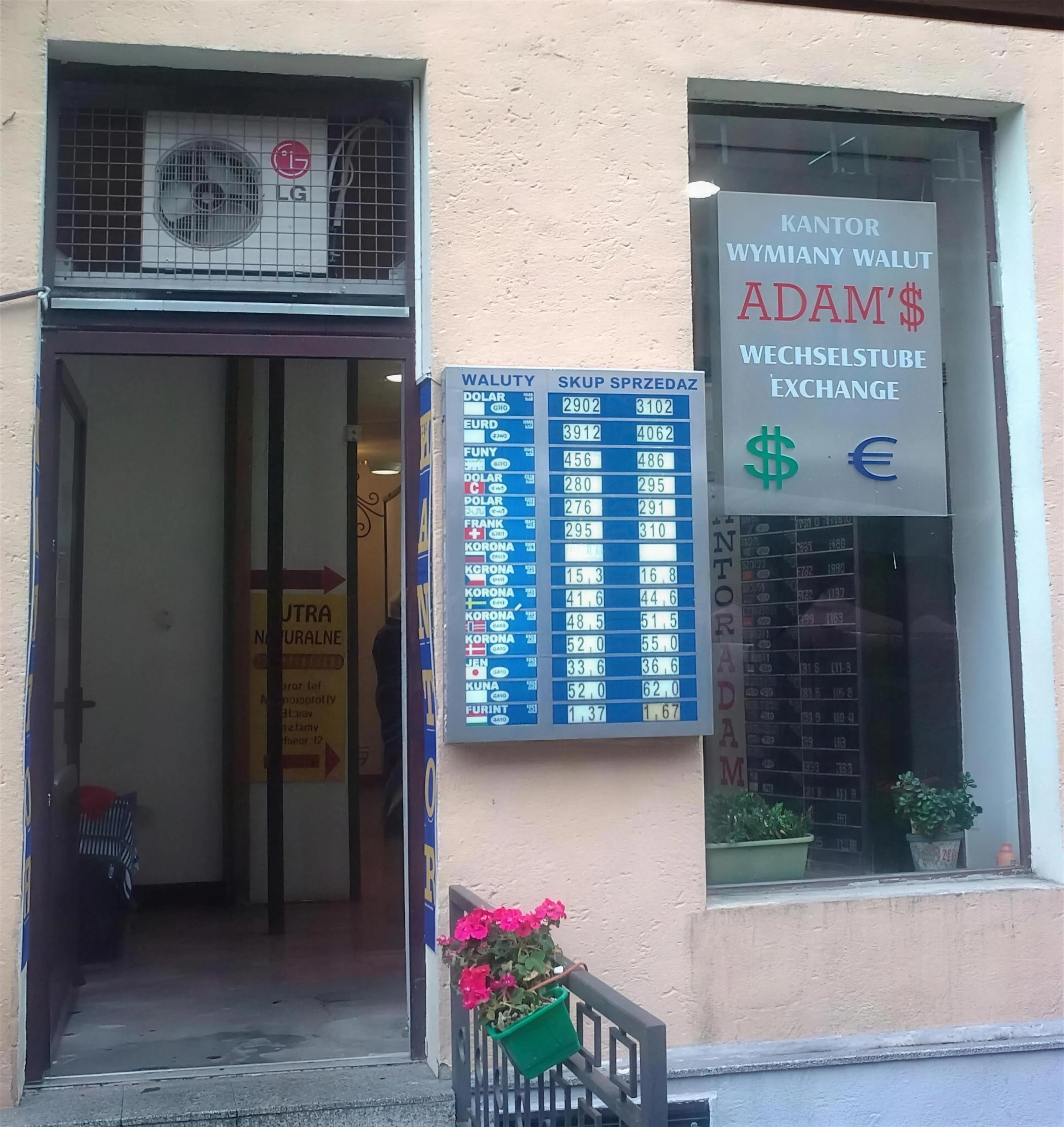 Szyld kantoru Adam's przy Rynku Staromiejskim 33 w Toruniu
