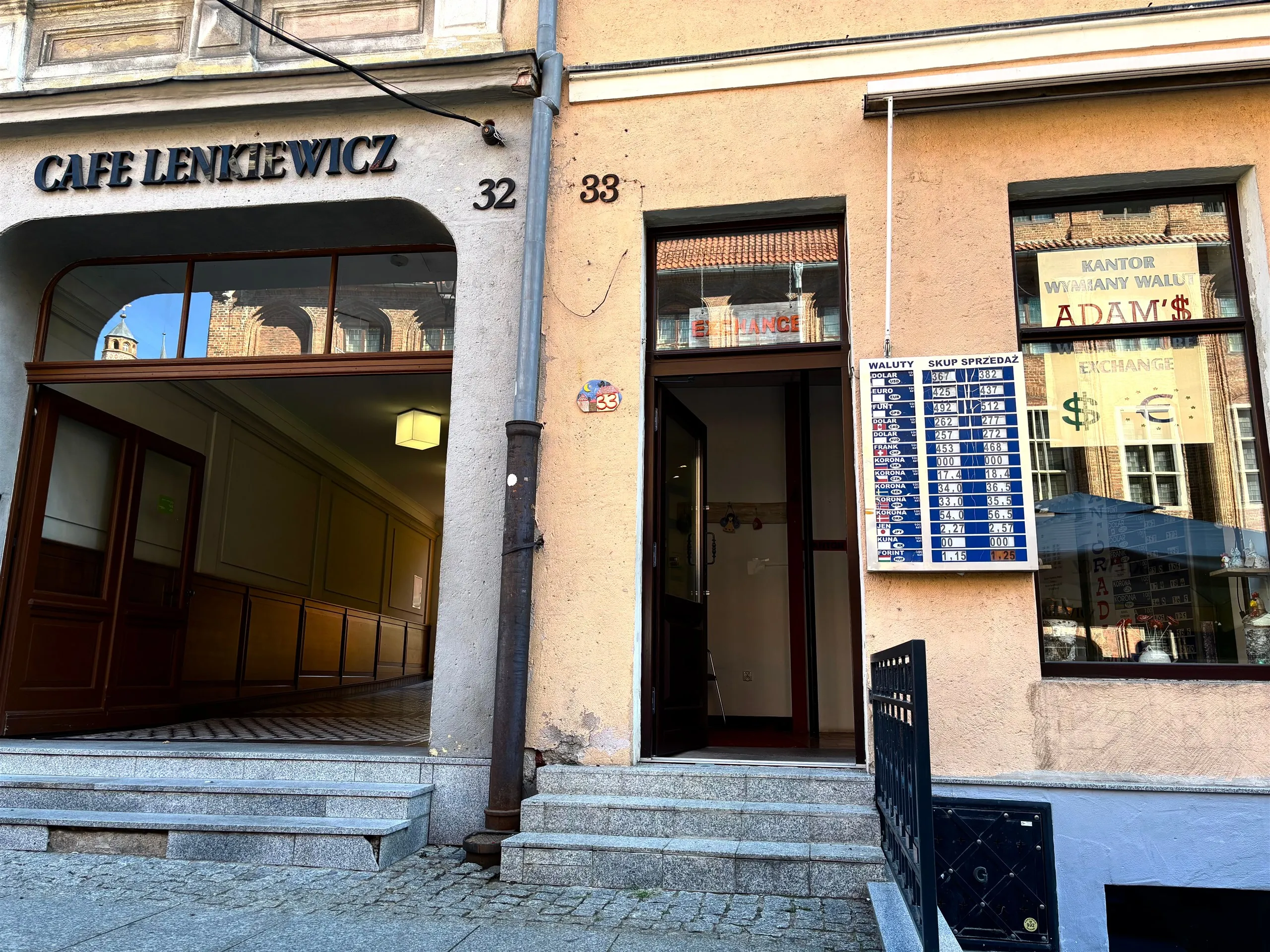 Kantor Adam's - wejście przy Rynku Staromiejskim 33 w Toruniu